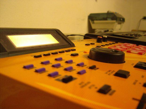 An MPC 2000 XL used for sampling.