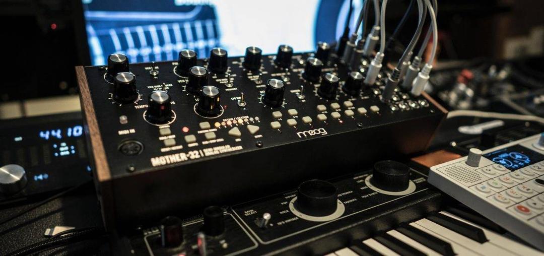 Audio Synthesizers Digital and Analog Synths Explained MasteringBOX