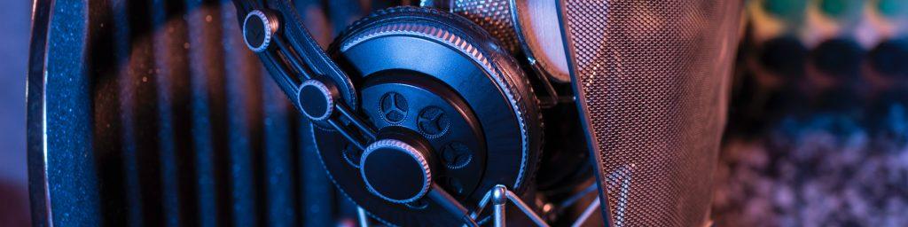 Over-ear studio headphones for recording