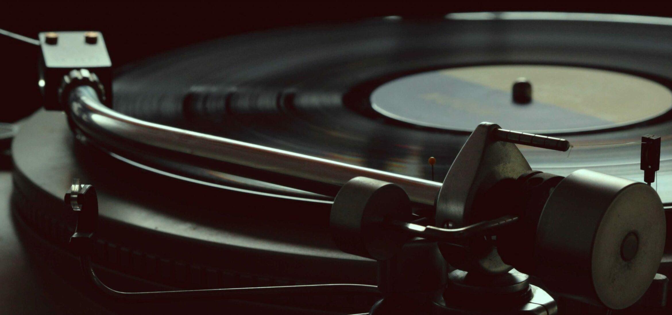 Your First DJ Turntable – Mixing, Sampling & Scratching