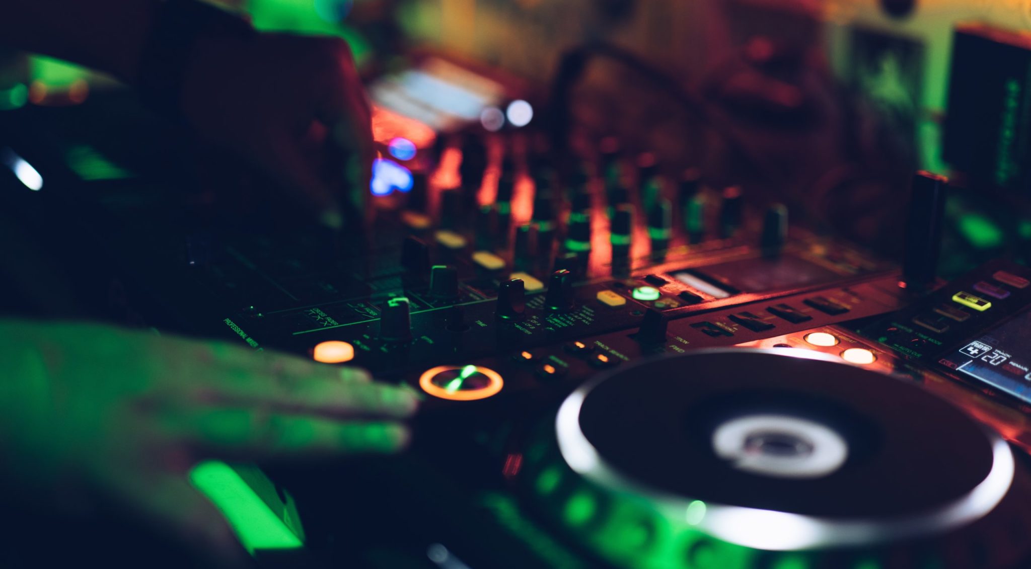 DJ Controller and DJ Mixer What are the Differences? MasteringBOX