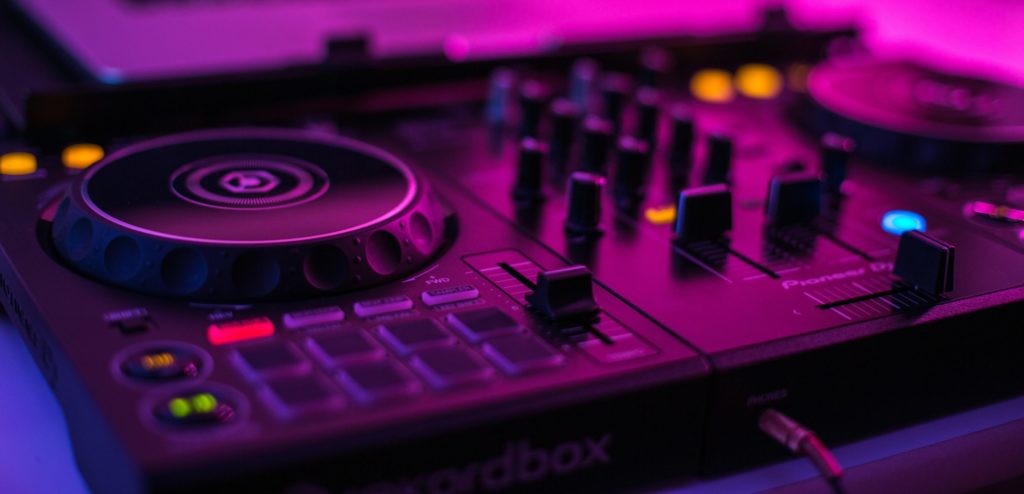 DJ Controller and DJ Mixer: What are the - MasteringBOX