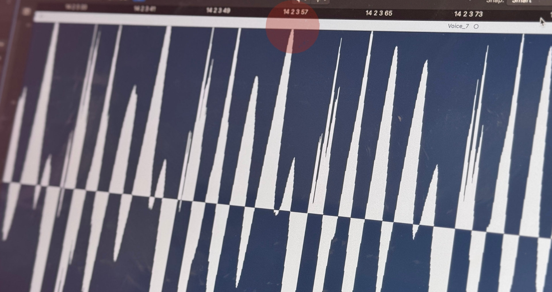 Audio waveform display in audio editing software