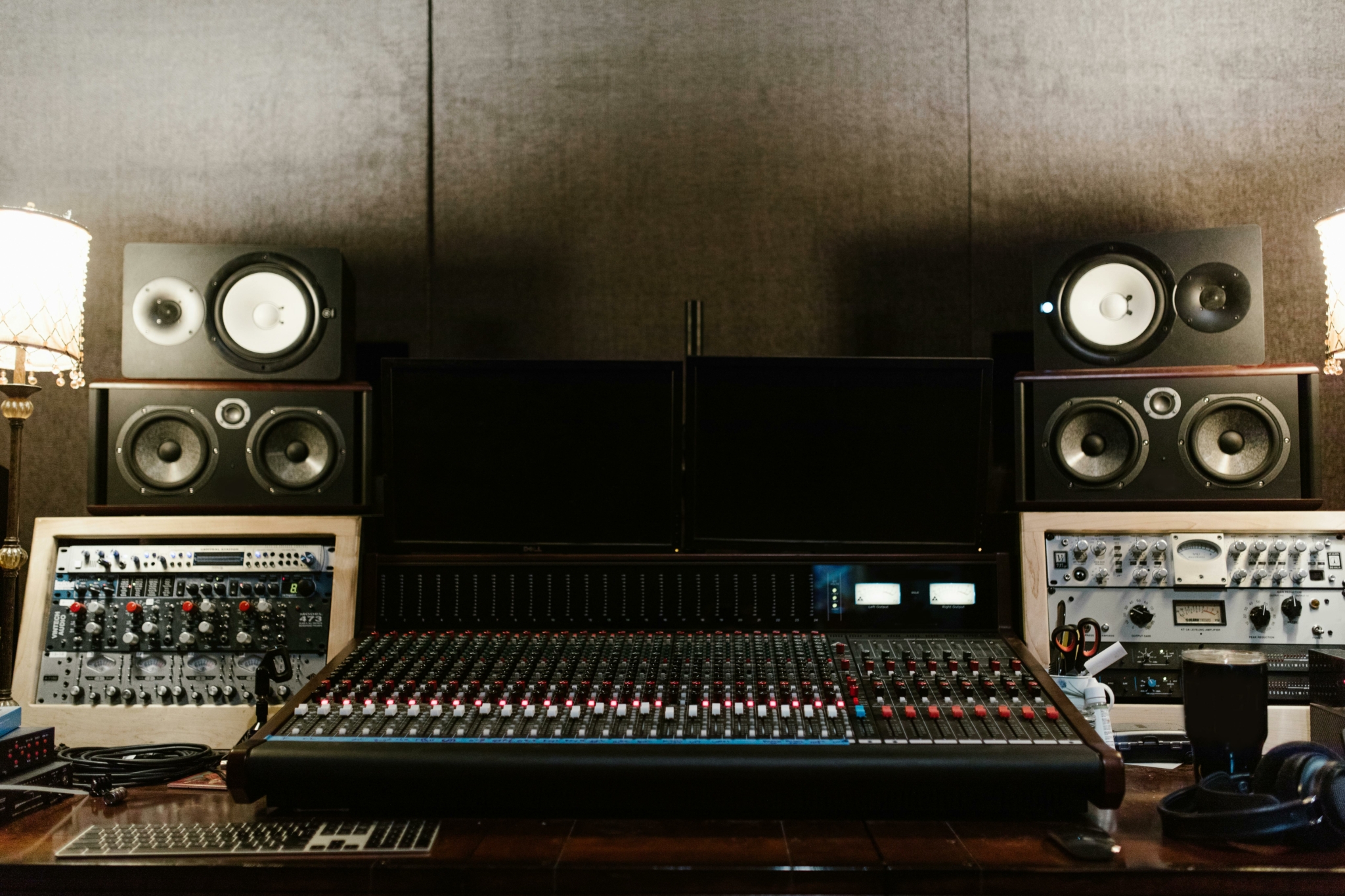 Estudio de mezcla de audio con diferentes equipos y monitores