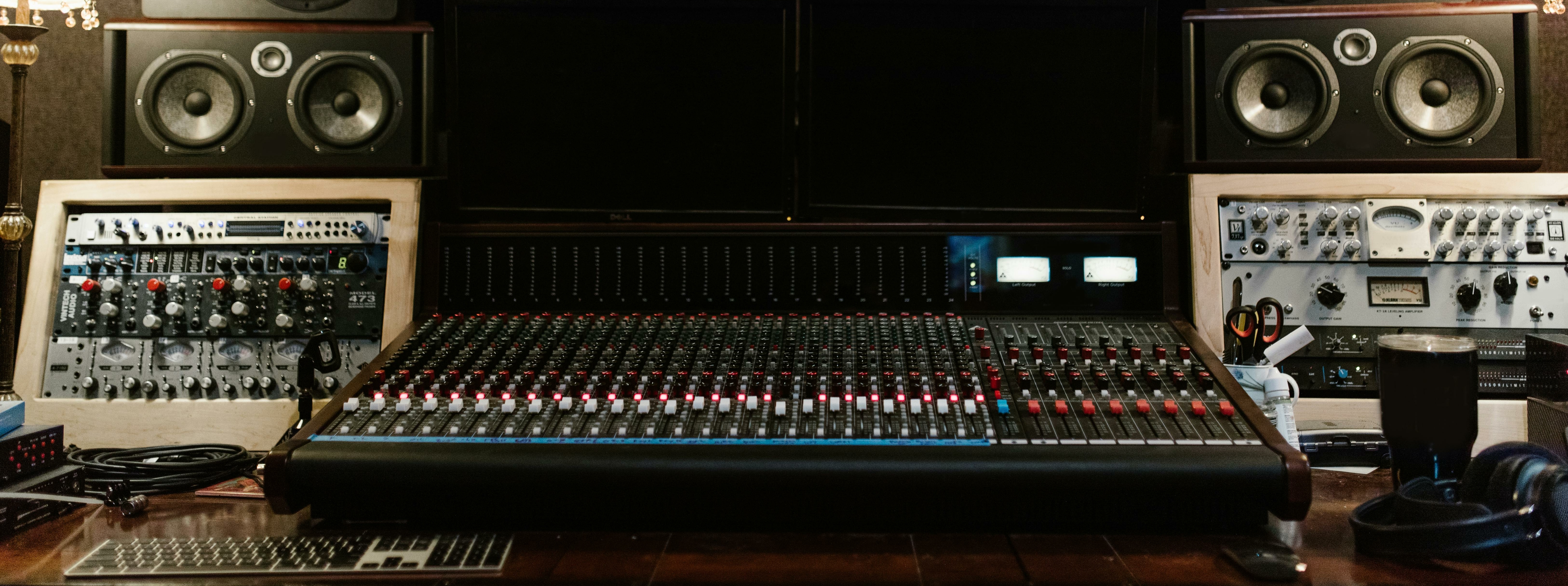 estudio de mezcla de audio con distintos equipos y monitores