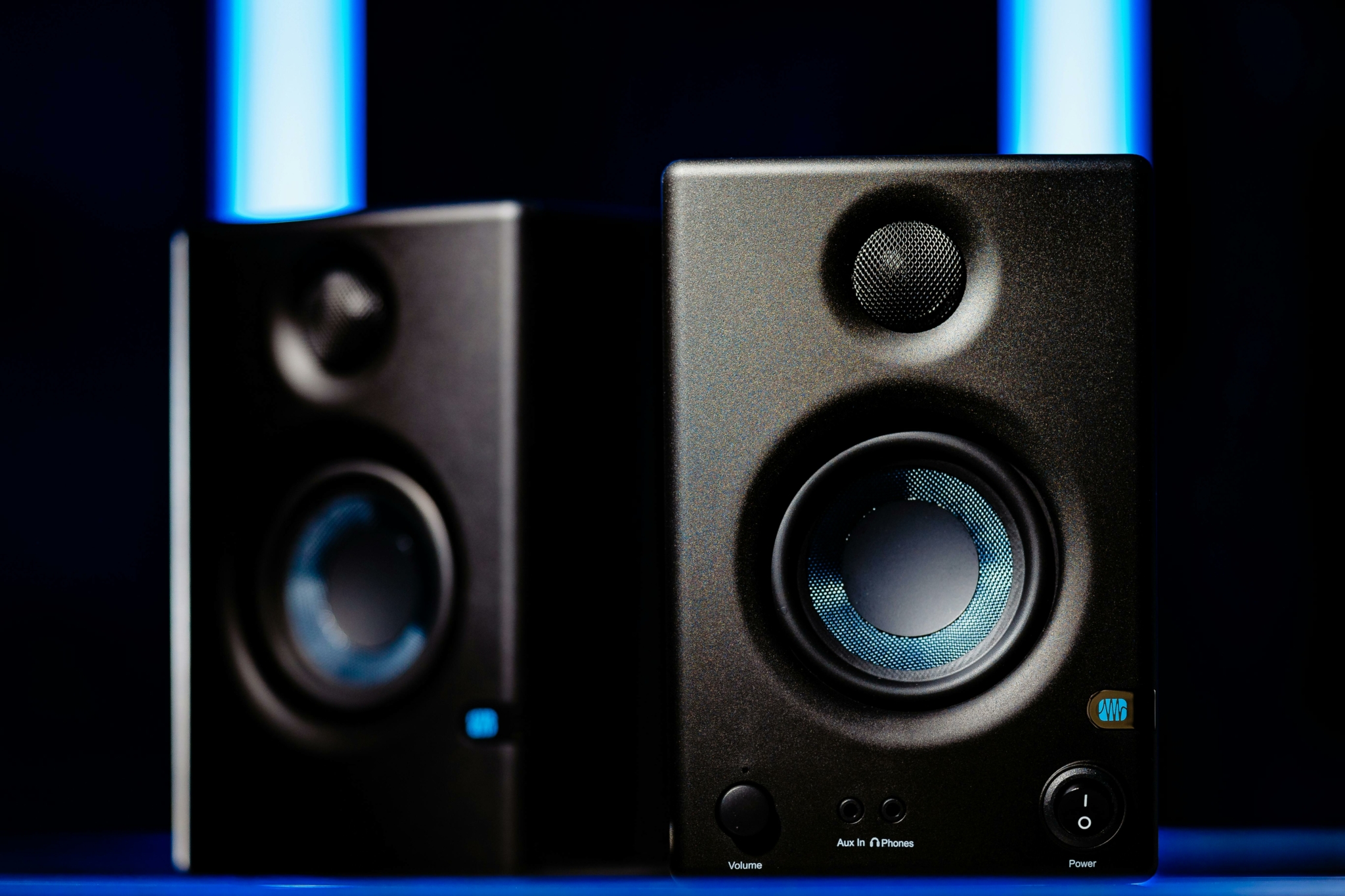 Imagen de monitores de estudio con detalles luminosos en azul.