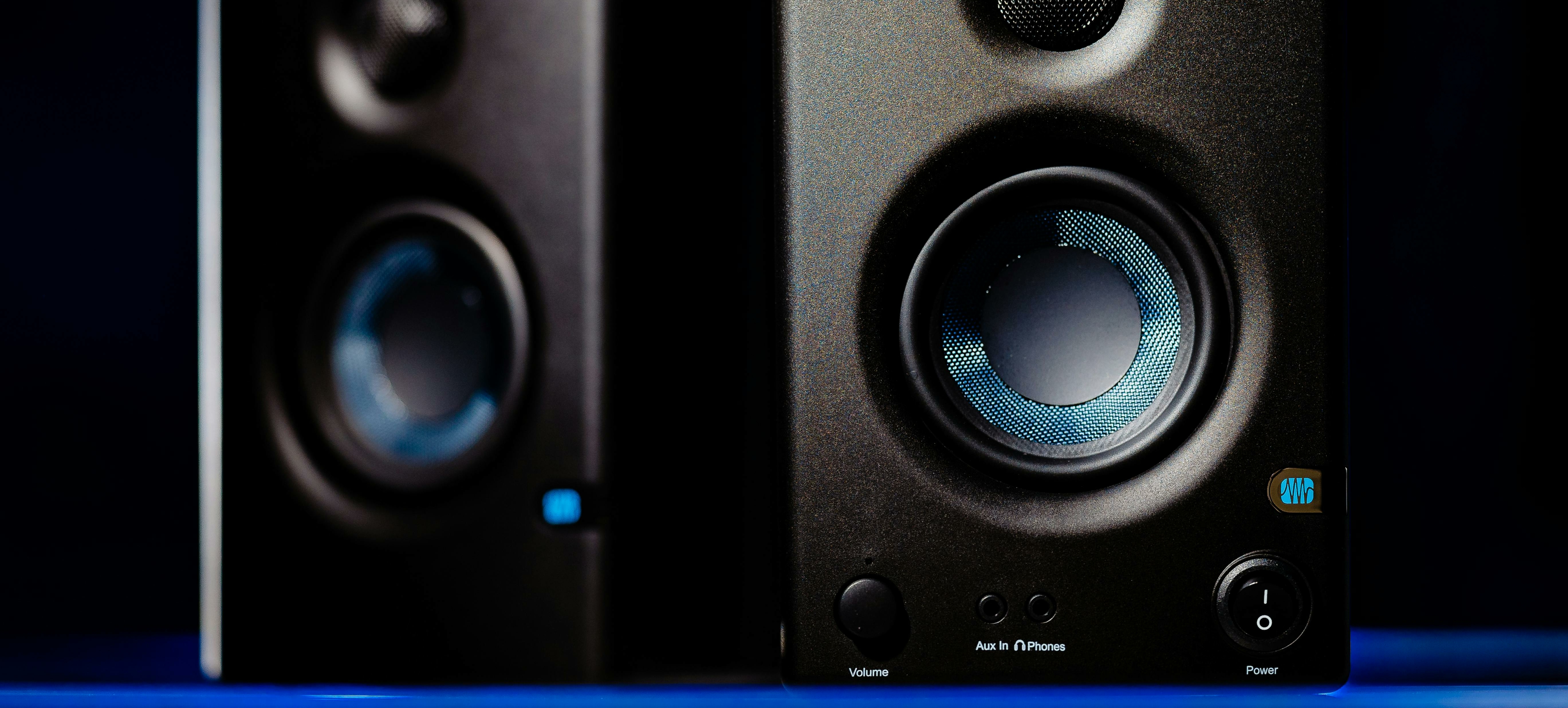 monitores de estudio con detalles iluminados en azul